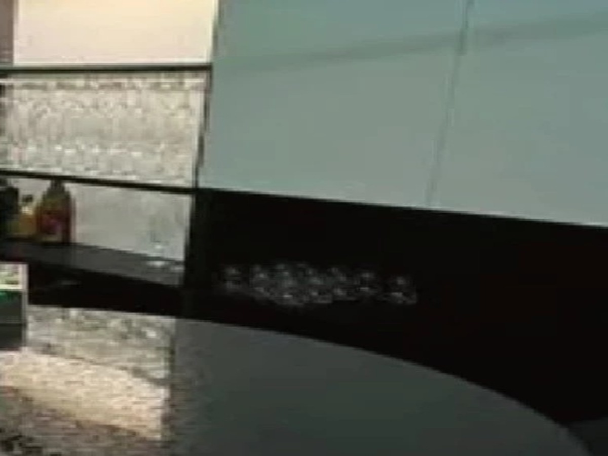 カウンター中心の店内風景